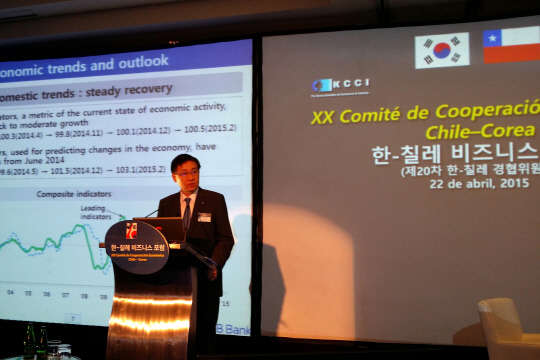 홍기택 KDB산업은행 회장이 22일(현지시간) 칠레 산티아고 쉐라톤호텔에서 한-칠레 비즈니스 협력 방안에 대한 발표를 진행하고 있다.   KDB산업은행 제공